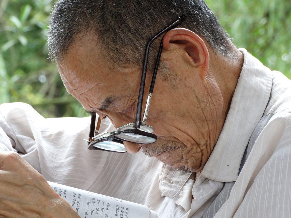“老花眼”誰(shuí)都避不開，哪些癥狀說(shuō)明眼睛提前“花”了？
