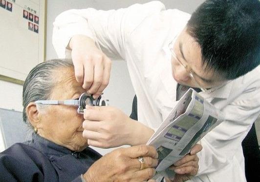 老花鏡怎么配，參照老花鏡度數(shù)對照表靠譜嗎?